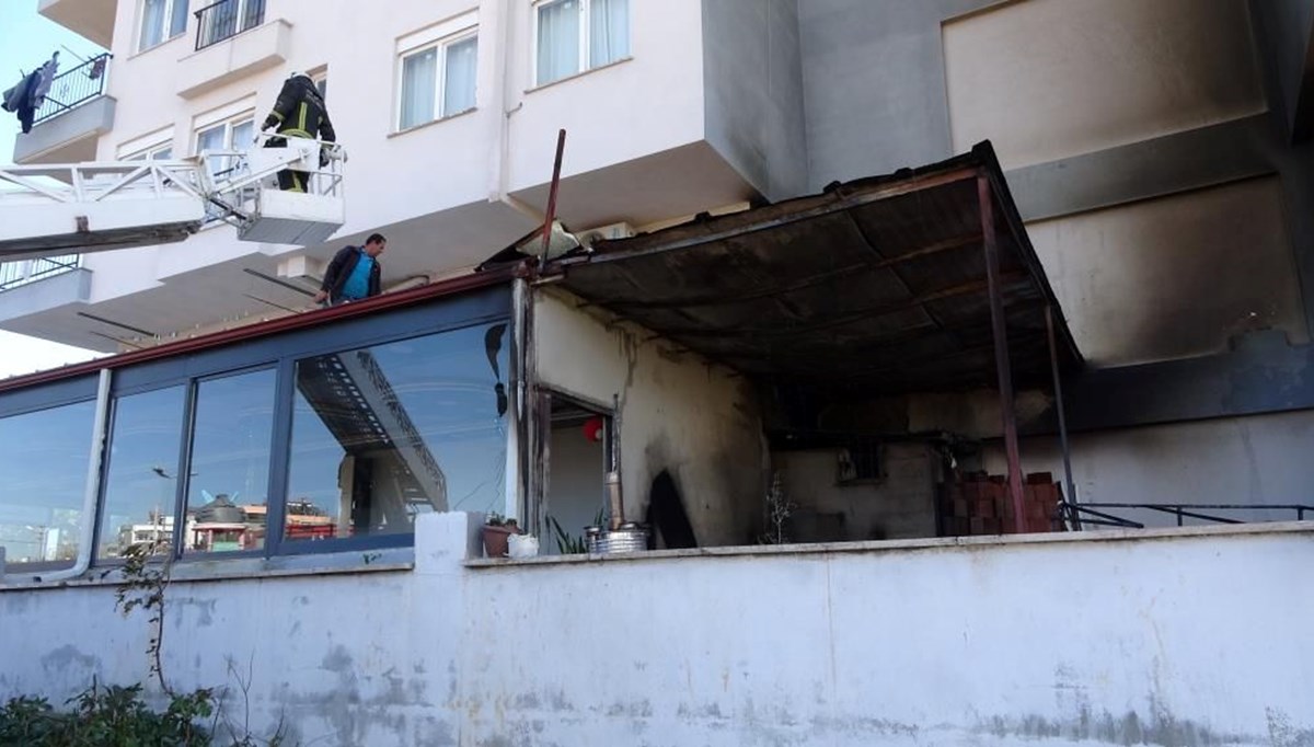 Antalya'da bina altındaki pastanenin deposu alev alev yandı Antalya'da bina altındaki pastanenin deposu alev alev yandı