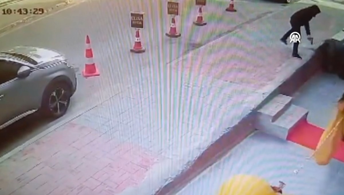 Beylikdüzü'nde esnaf, dükkanın camlarını silerken silahlı saldırıya uğradı Beylikdüzü'nde esnaf, dükkanın camlarını silerken silahlı saldırıya uğradı