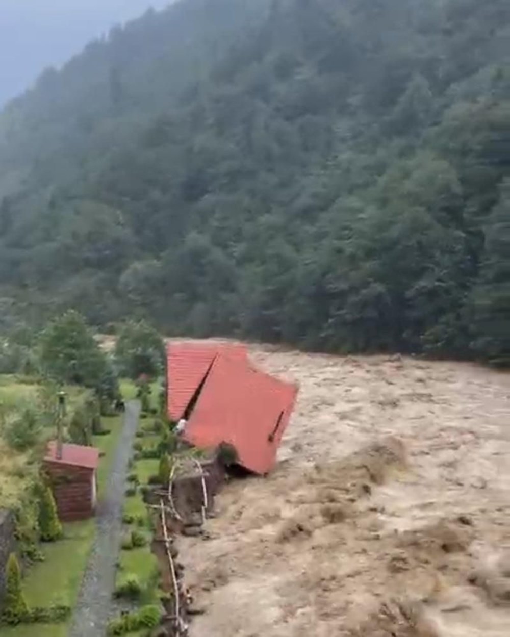 Karadeniz'i sel vurdu: Rize, Giresun ve Artvin'de dereler taştı, yollar kapandı - 3