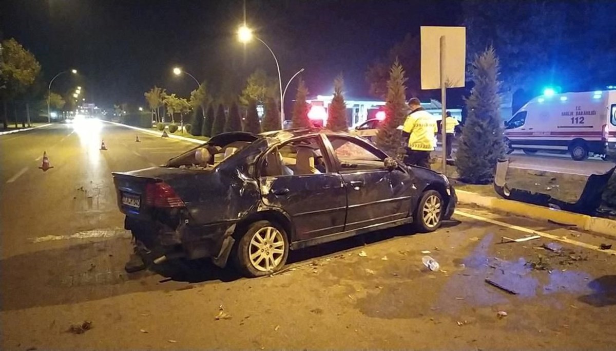 Takla atan otomobil karşı şeride geçti: 3 yaralı Takla atan otomobil karşı şeride geçti: 3 yaralı