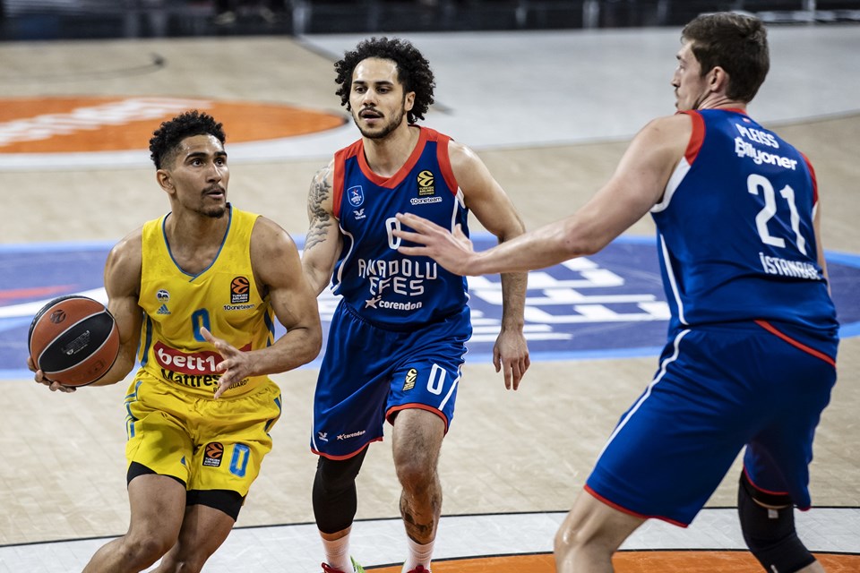 Basketbol THY Avrupa Ligi'nin 33. haftasında Anadolu Efes, ALBA Berlin takımıyla Sinan Erdem Spor Salonu'nda karşılaştı.