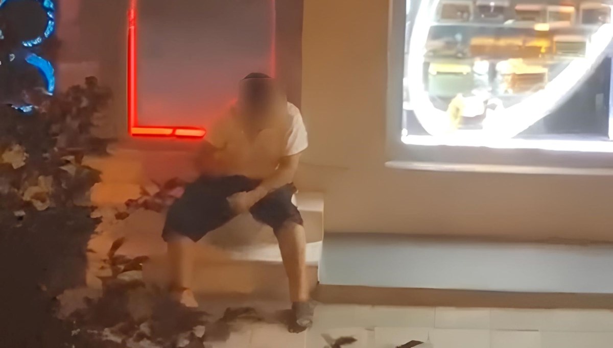 Sokak ortasında mastürbasyon yaptı Sokak ortasında mastürbasyon yaptı