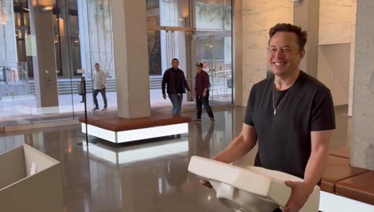 Elon Musk Twitter binasına elinde lavaboyla girdi