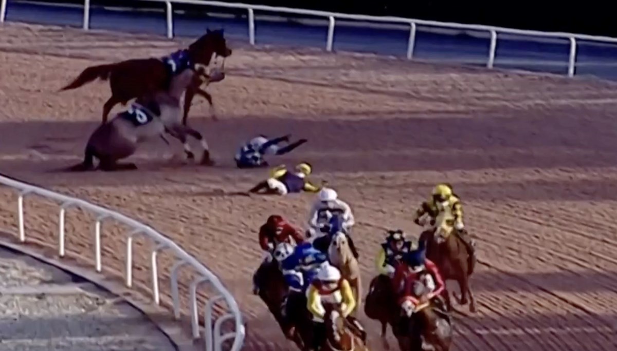 Adana'da yarışta attan düşen jokeylerden biri hastaneye kaldırıldı