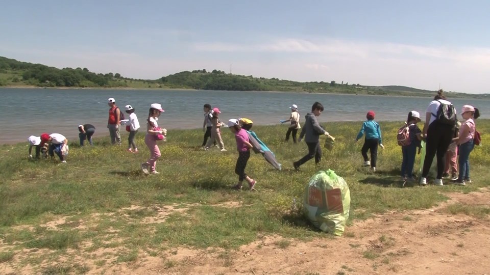 Ömerli Barajı kıyısında yarım saatte 30 torba çöp toplandı - 1