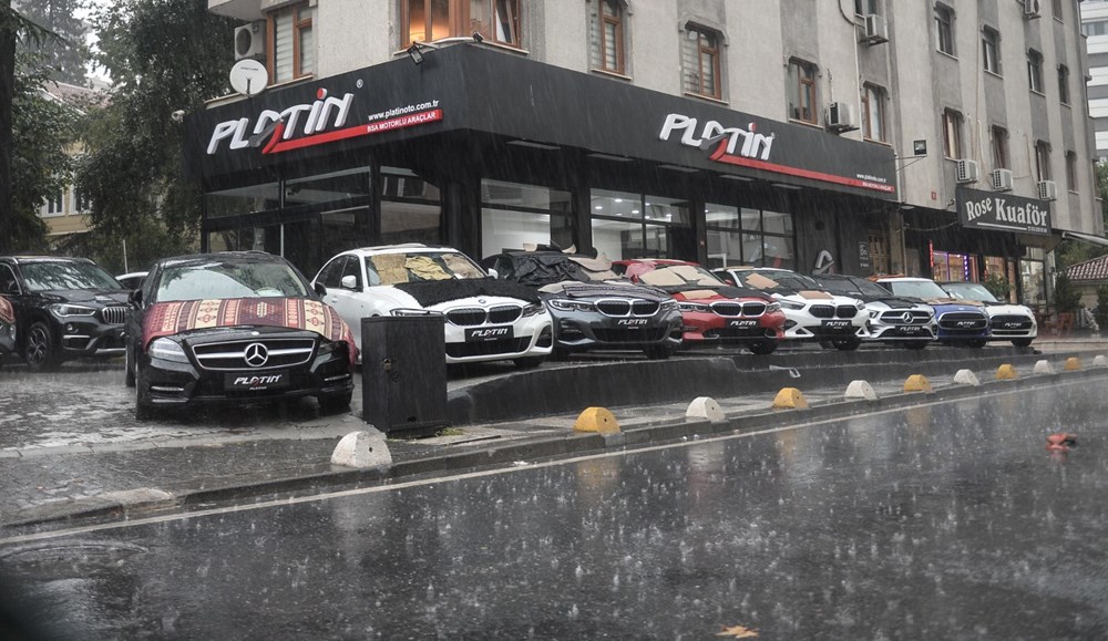 İstanbul'da milyonluk araçları doludan yorgan-yastıkla korudular - 3