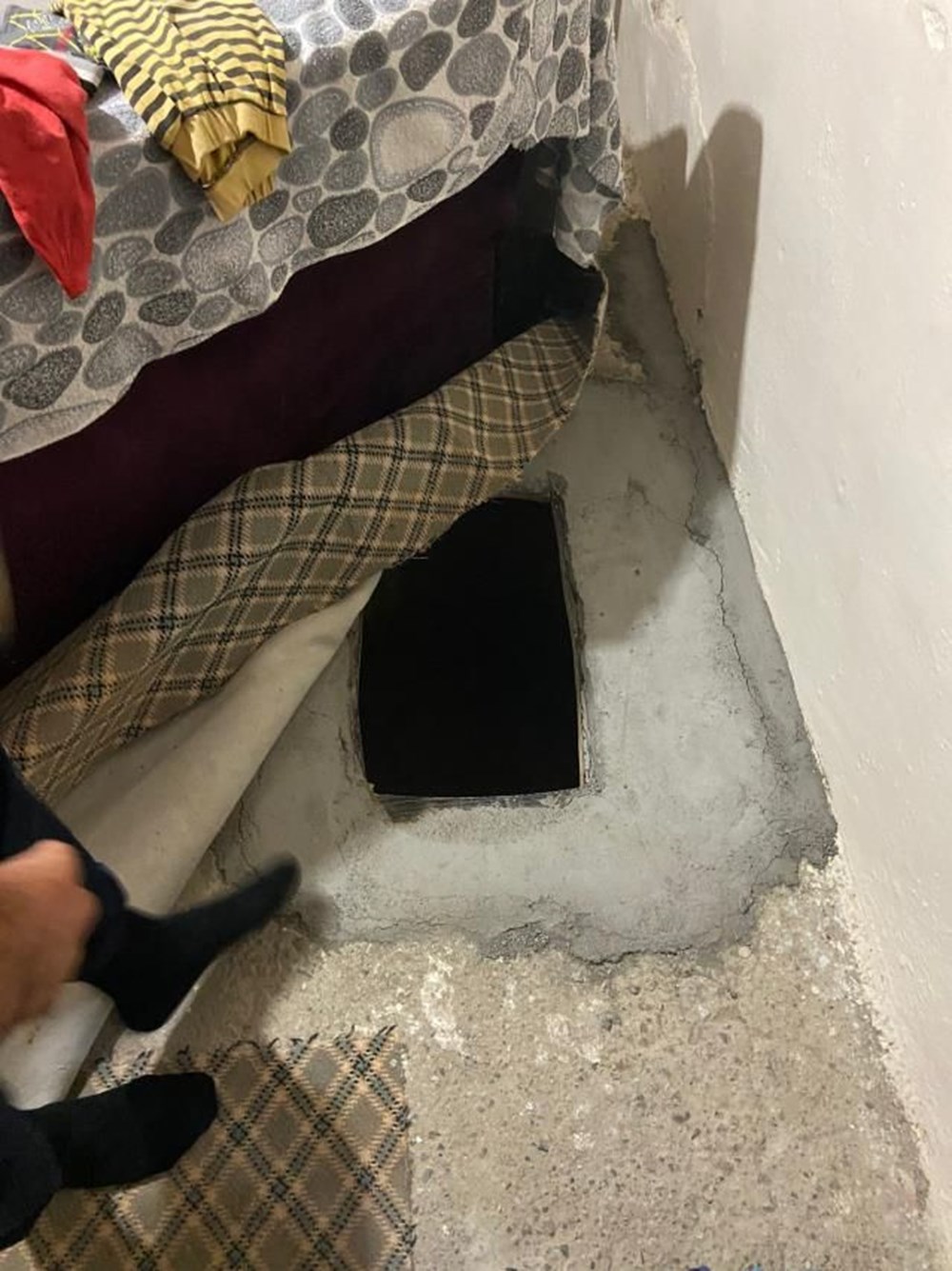 Birçok suçtan aranan şüpheli, kanepenin altındaki çukurda
yakalandı - 3