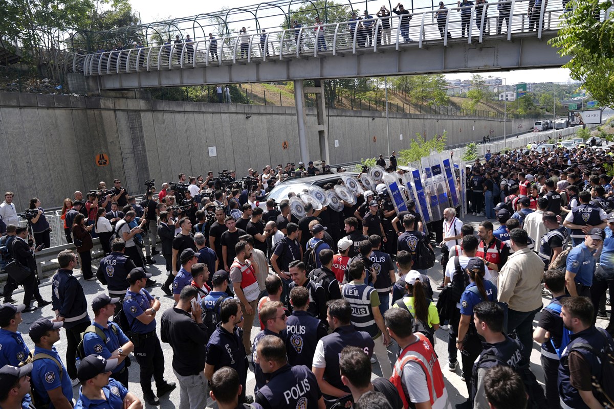 Gürsel Tekin, CHP İstanbul İl Başkanlığı önünde yaptığı açıklama sonrası bir süre aracında bekledi.