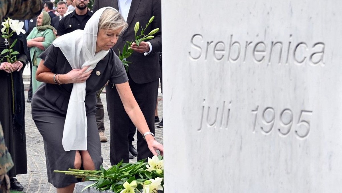Hollanda’dan 27 yıl sonra Srebrenitsa kurbanlarının ailelerinden özür
