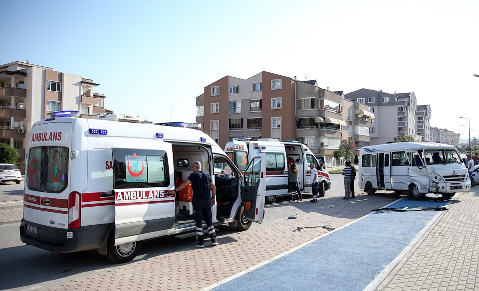 Bursa'da işçi servisi ile otomobil çarpıştı: 12 yaralı - 2
