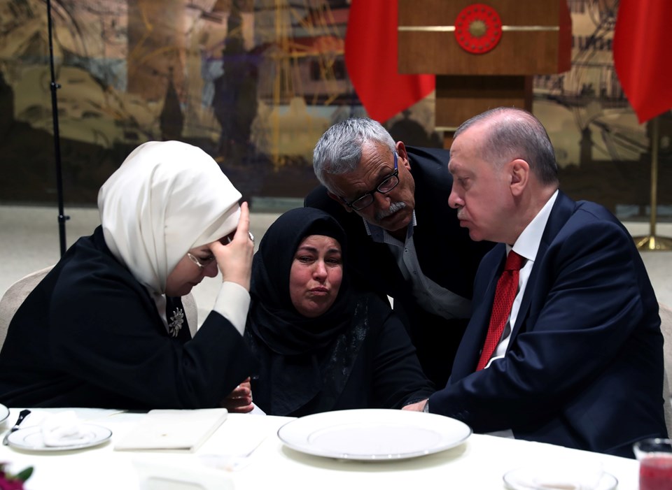 Cumhurbaşkanı Recep Tayyip Erdoğan eşi Emine Erdoğan ile Dolmabahçe Çalışma Ofisi'nde şiddet mağduru kadınların yakınlarıyla iftar programında bir araya geldi.