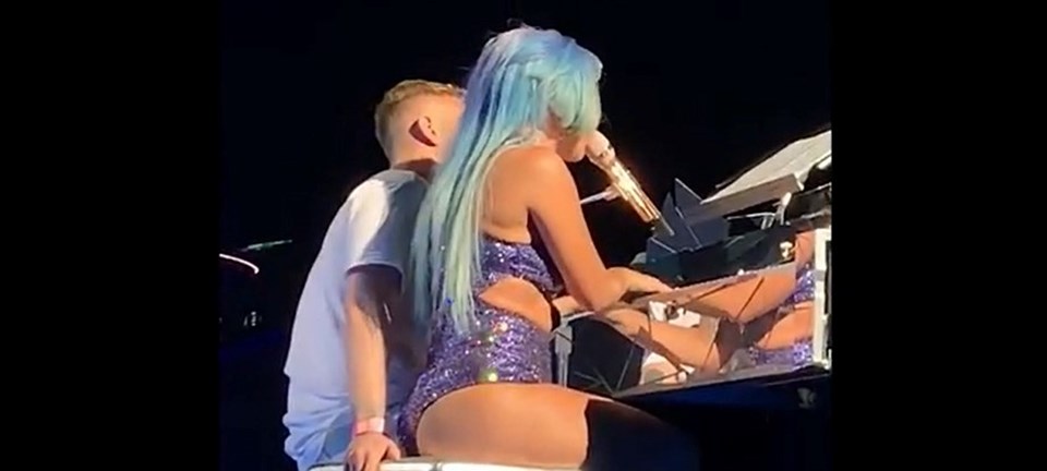Lady Gaga dans ettiği hayranıyla birlikte sahneden düştü (Las Vegas konseri) - 2