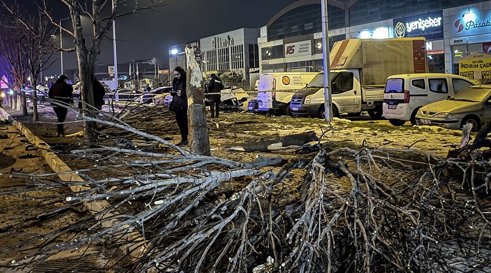 Bursa'da ağaca çarpıp taklalar atan otomobildeki iki kişi öldü - 1