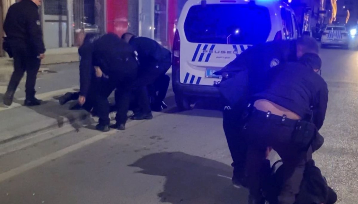 Dükkan basıp polise direnen şahıslar gazetecilere saldırdı