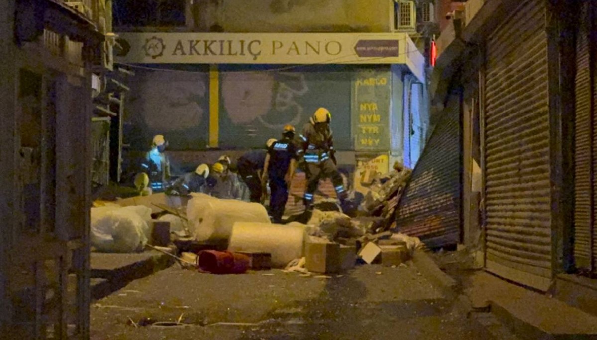 Beyoğlu'nda bina çöktü