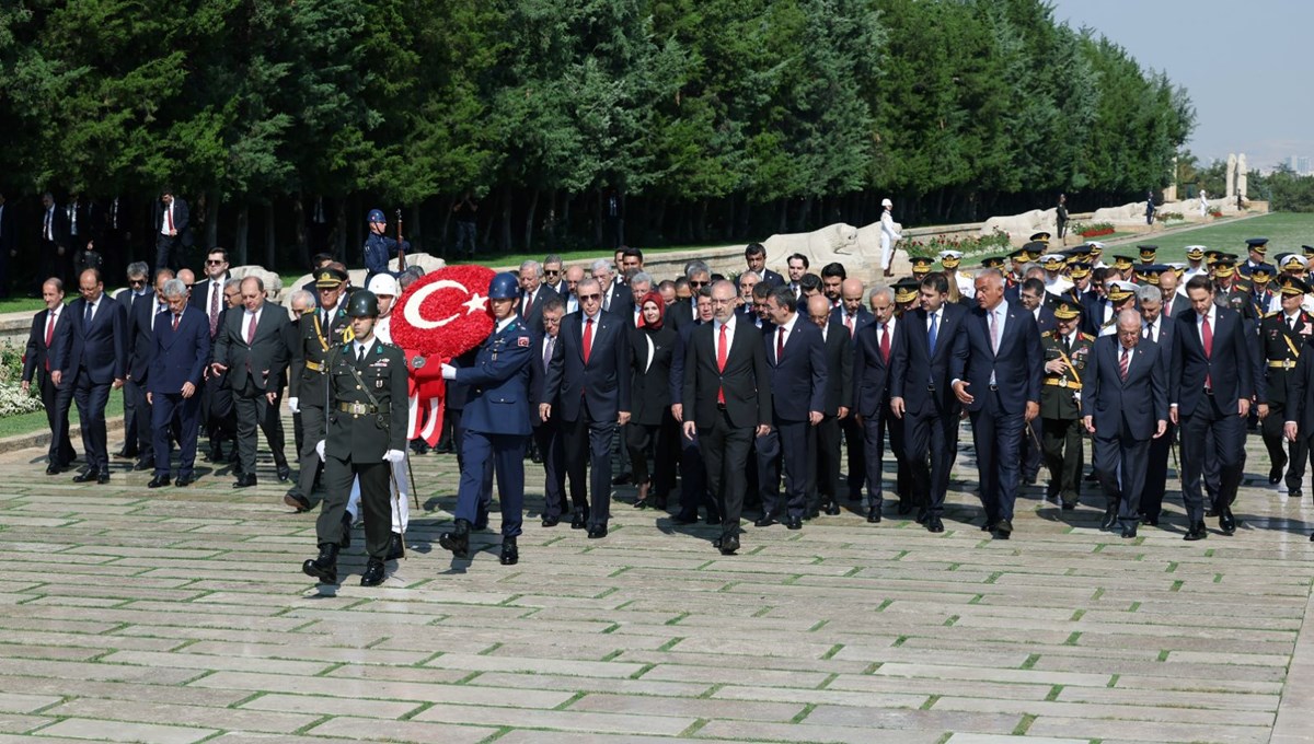 Devlet erkanından Anıtkabir ziyareti (Büyük zaferin 102. yılı) Devlet erkanından Anıtkabir ziyareti (Büyük zaferin 102. yılı)