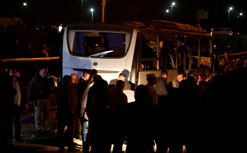 SON DAKİKA: Mısır'da turist otobüsüne bombalı saldırı: 4 ölü, 11 yaralı - 2