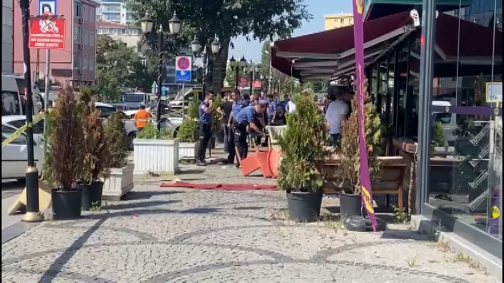 İstanbul'da cadde ortasında silahlı kavga: Yaralılar var - 2