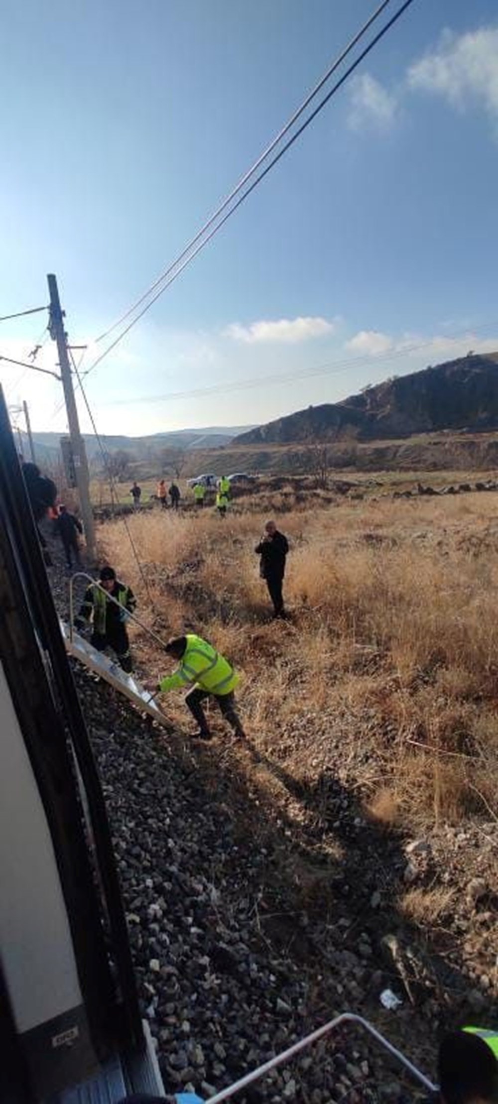 Ankara'da faciadan dönüldü: Yolcu treni kayaya çarptı - 2