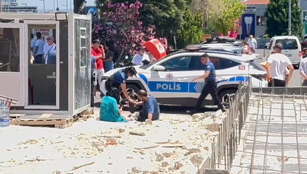 İstanbul'da otomobil yayaların arasına daldı: Yaralılar var İstanbul'da otomobil yayaların arasına daldı: Yaralılar var