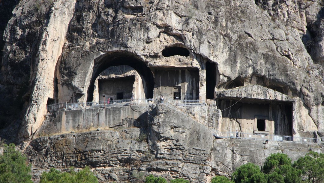 Amasya'da 2 bin yıllık mezarlık: Hapishane olarak kullanıldığı biliniyor