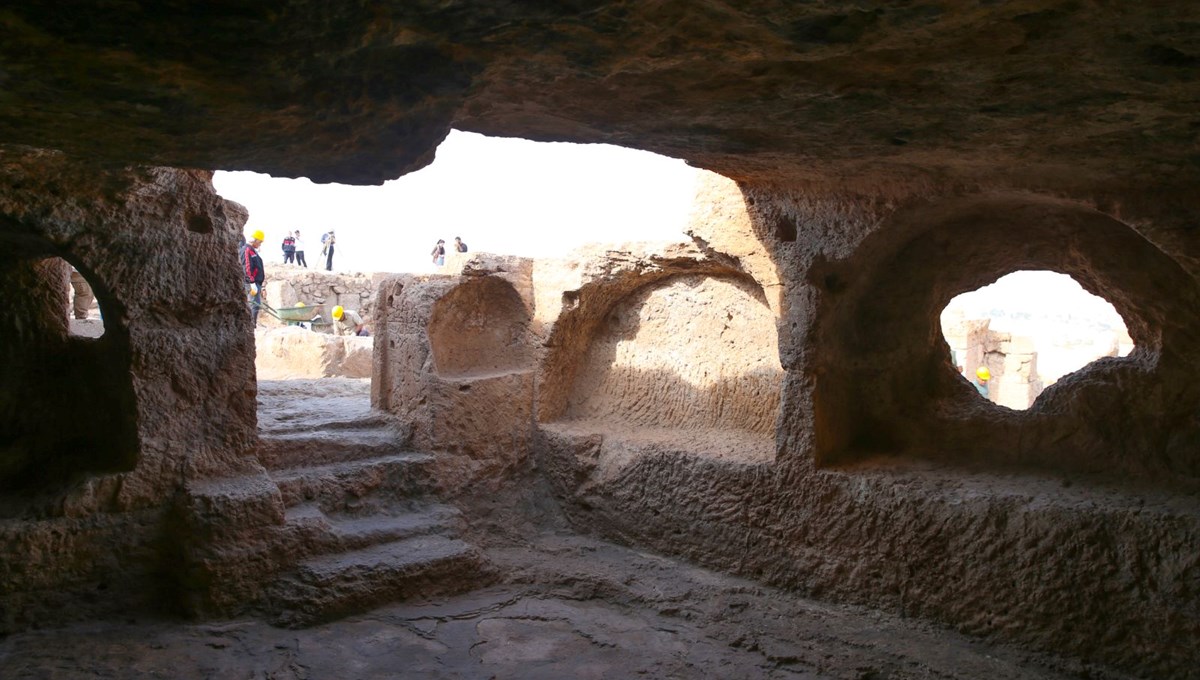 Diyarbakır'daki Zerzevan Kalesi'nde 1900 yıllık Mithras Tapınağı'nın anıtsal kapısına ulaşıldı Diyarbakır'daki Zerzevan Kalesi'nde 1900 yıllık Mithras Tapınağı'nın anıtsal kapısına ulaşıldı