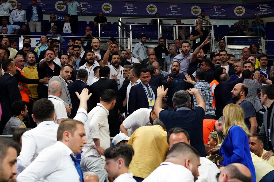 Fenerbahçe'de olaylı genel kurul: Başkan Ali Koç'tan teknik direktör açıklaması - 1