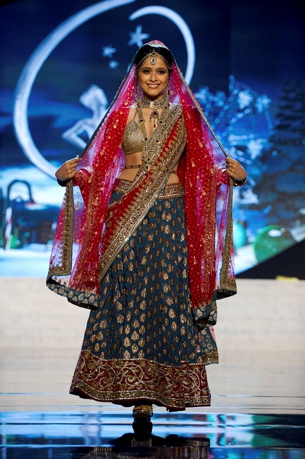 Самый красивый национальный. Шилпа Сингх. Мисс Индия 2012. Мисс Вселенная Индия национальный костюм. Самые красивые национальные Наряды.