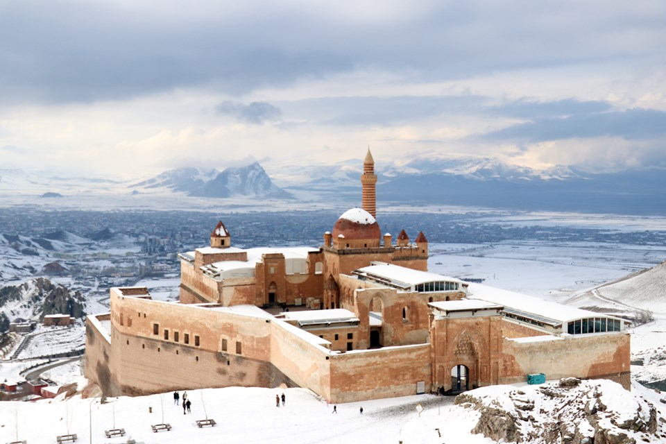 Tarihi İshak Paşa Sarayı karla kaplandı - 2