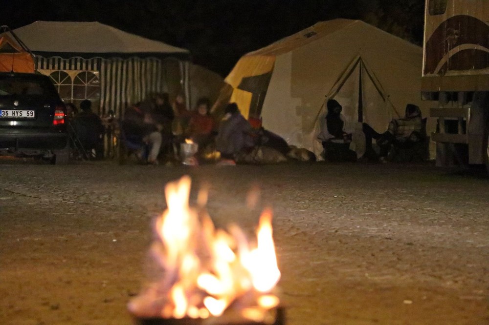 Çadırlarda kalan depremzedeler, soğuk havada ateş yakarak ısınmaya çalışıyor - 4