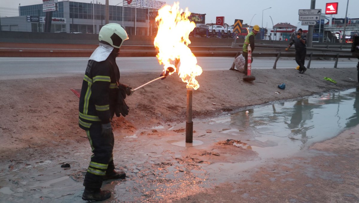 Kocaeli'de zeminden çıkan gaz alev alev yandı