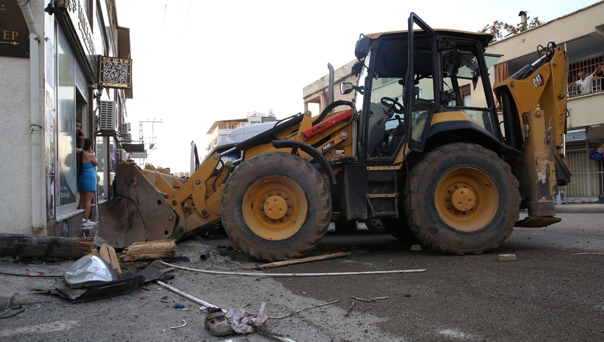 Hatay'da iş makinesi kontrolden çıktı: 1'i ağır 8 yaralı