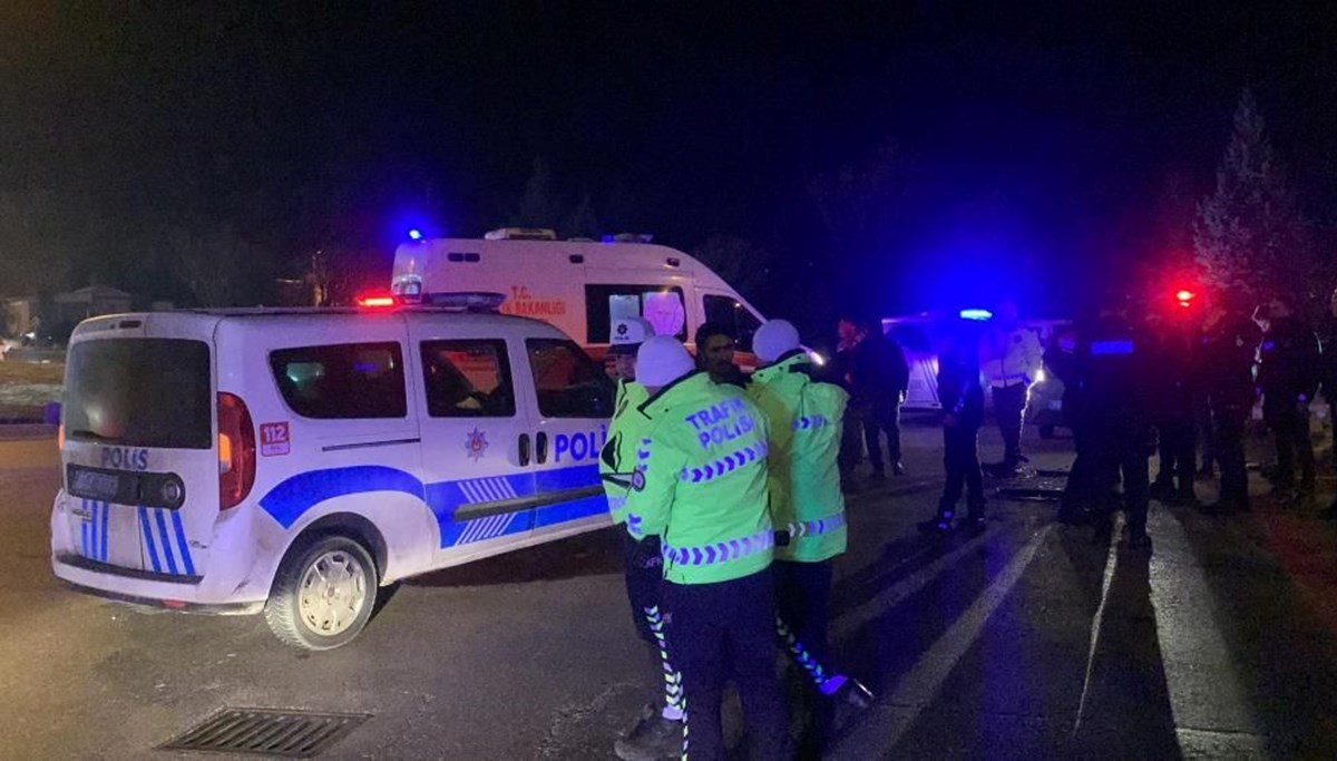 Karaman’da polis aracı ile otomobil çarpıştı: 1’i polis 4 yaralı