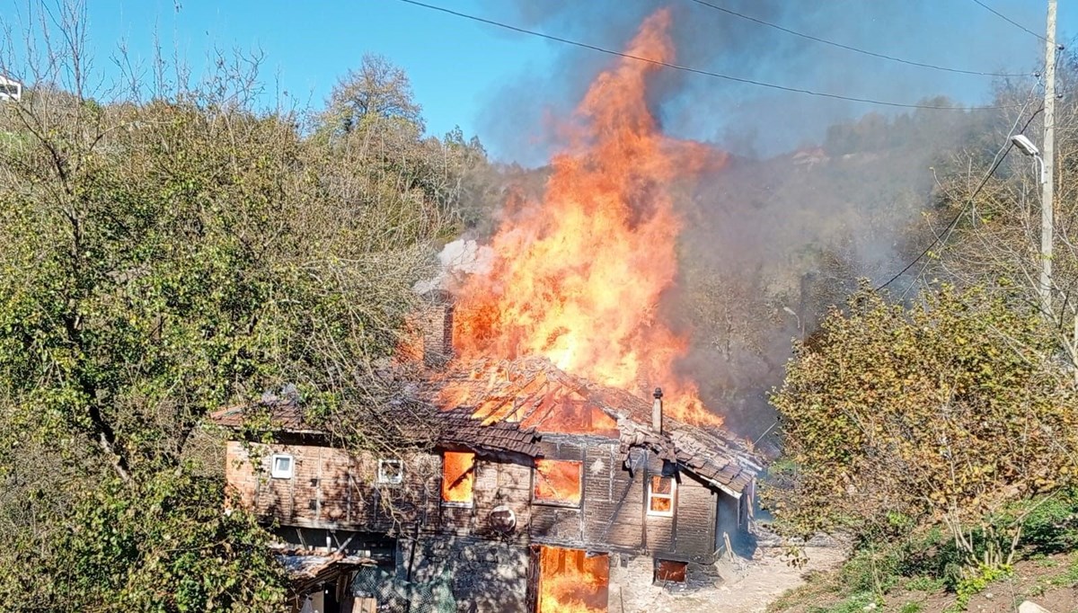 Karadeniz Ereğli'de iki katlı ahşap ev tamamen yandı