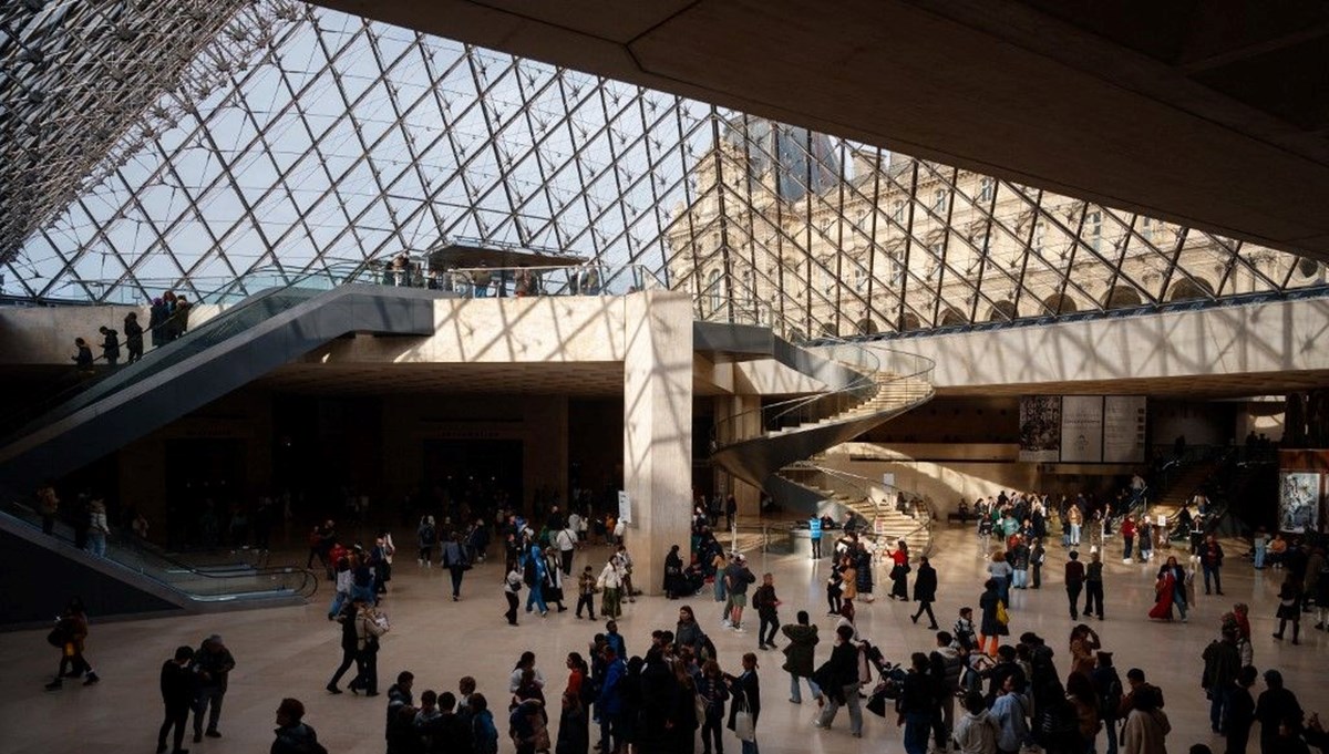 Louvre Müzesi'ni soydular! Hırsızlar mücevherleri çalıp kaçtı