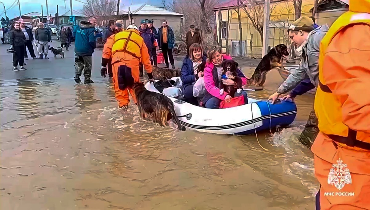 Rusya'da acil durum ilanı: 4 kişi öldü, 6 bin 300 ev sular altında kaldı