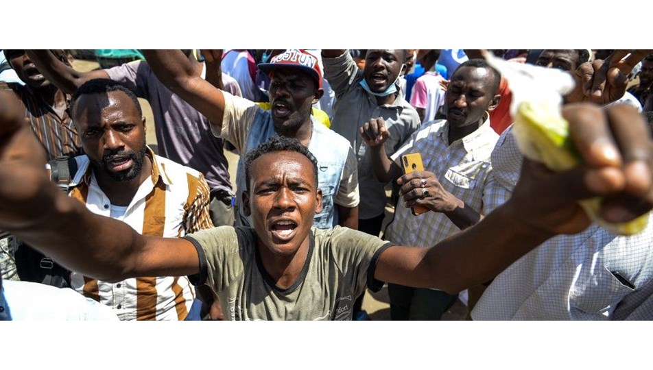 Sudan'da göstericiler ana caddeleri trafiğe kapattı