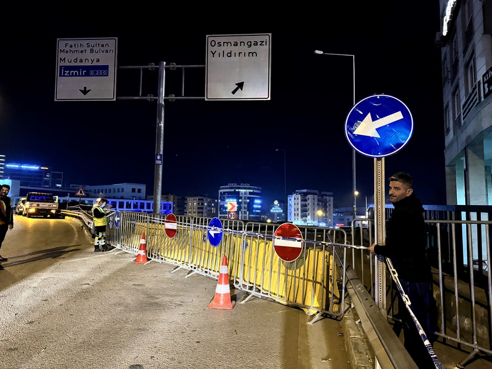 Bursa'da hafriyat çalışması sırasında göçük: Yol trafiğe kapatıldı - 1