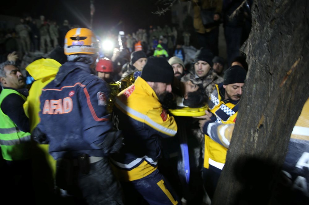 Enkaz altındakiler için zamana karşı yarış - 54