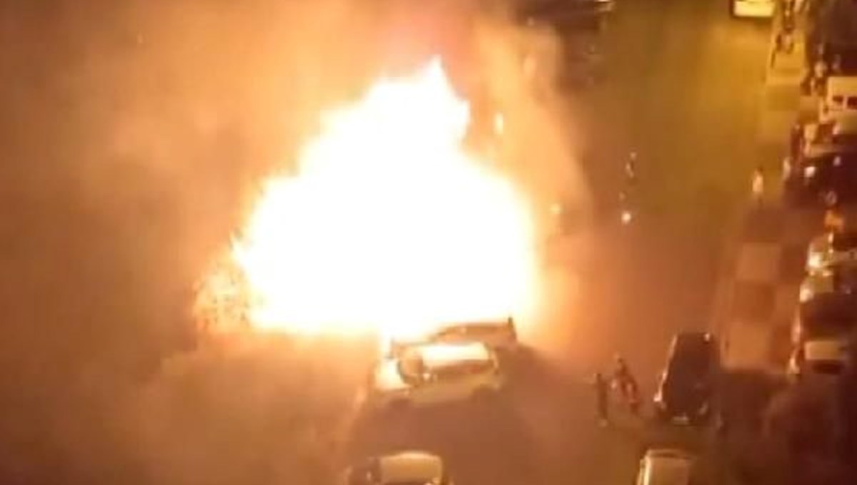 Maltepe'de boş arazide çıkan yangın otomobillere sıçradı Maltepe'de boş arazide çıkan yangın otomobillere sıçradı