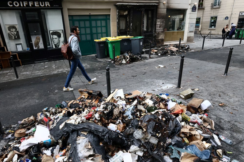 Şiddetli protestolar Paris'in ünlü sokaklarını çöplüğe döndürdü: Kral Charles ziyareti erteledi - 4