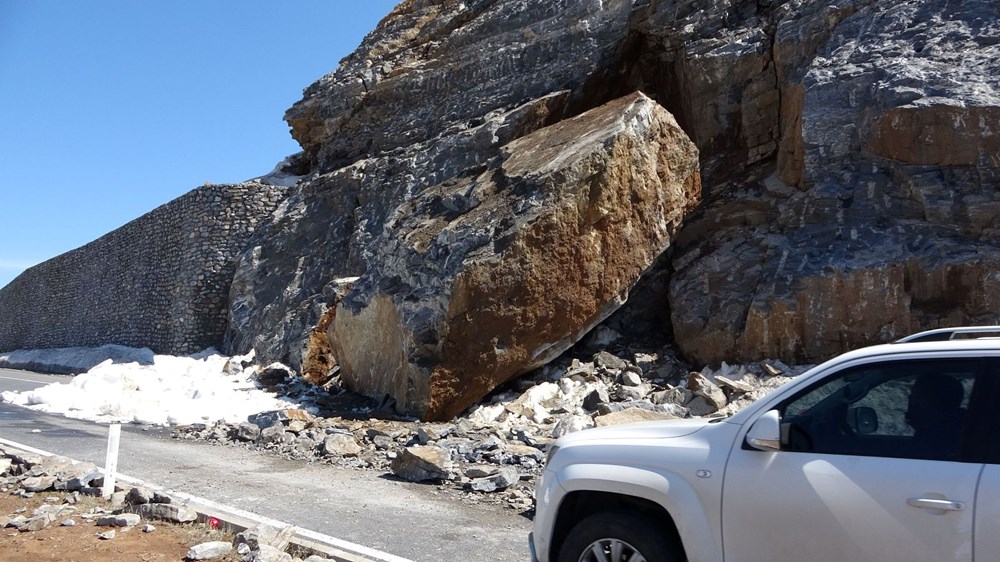 Düşen dev kaya nedeniyle Bitlis-Tatvan karayolu trafiğe kapatıldı - 3