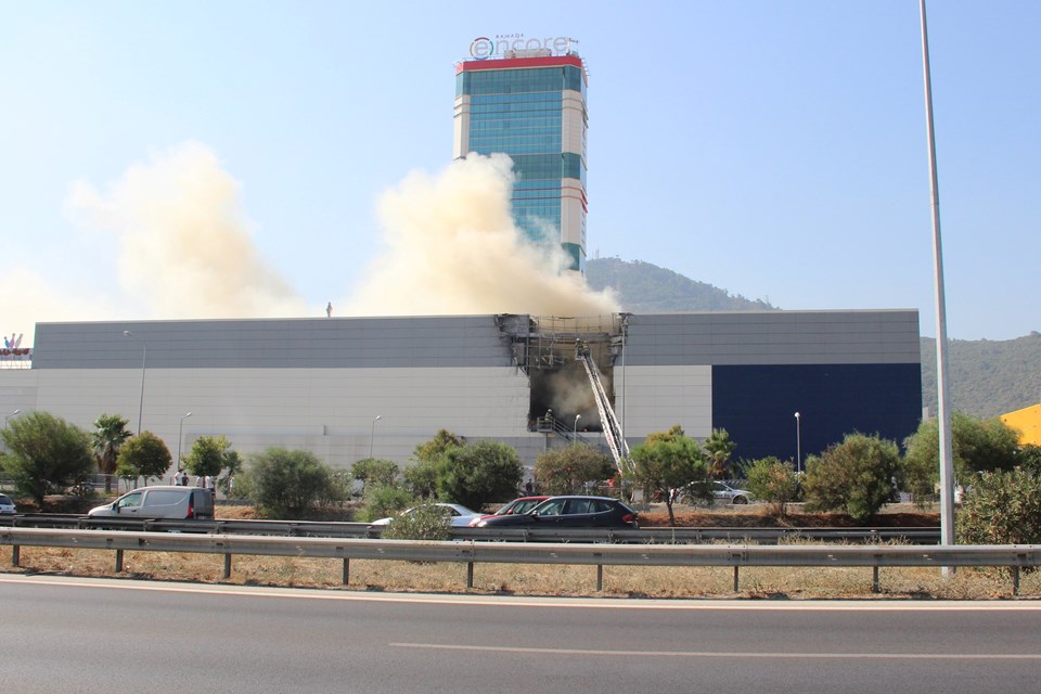 İzmir'de alışveriş merkezinin deposunda yangın - 1