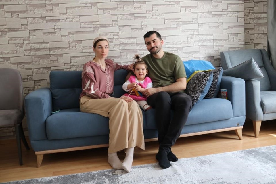 Ukraynalı gelin Türkiye'ye dönmüş olsa da, kalbinin ve ruhunun savaşın sürdüğü ülkesinde kaldığını söylüyor.