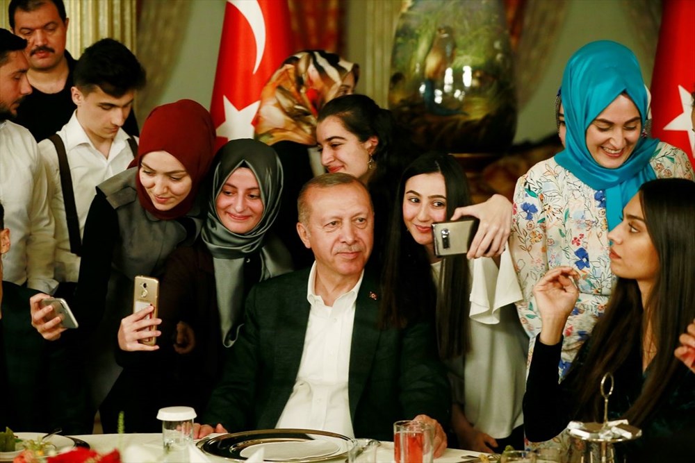 Cumhurbaşkanı Erdoğan iftarda gençlerle bir araya geldi ...