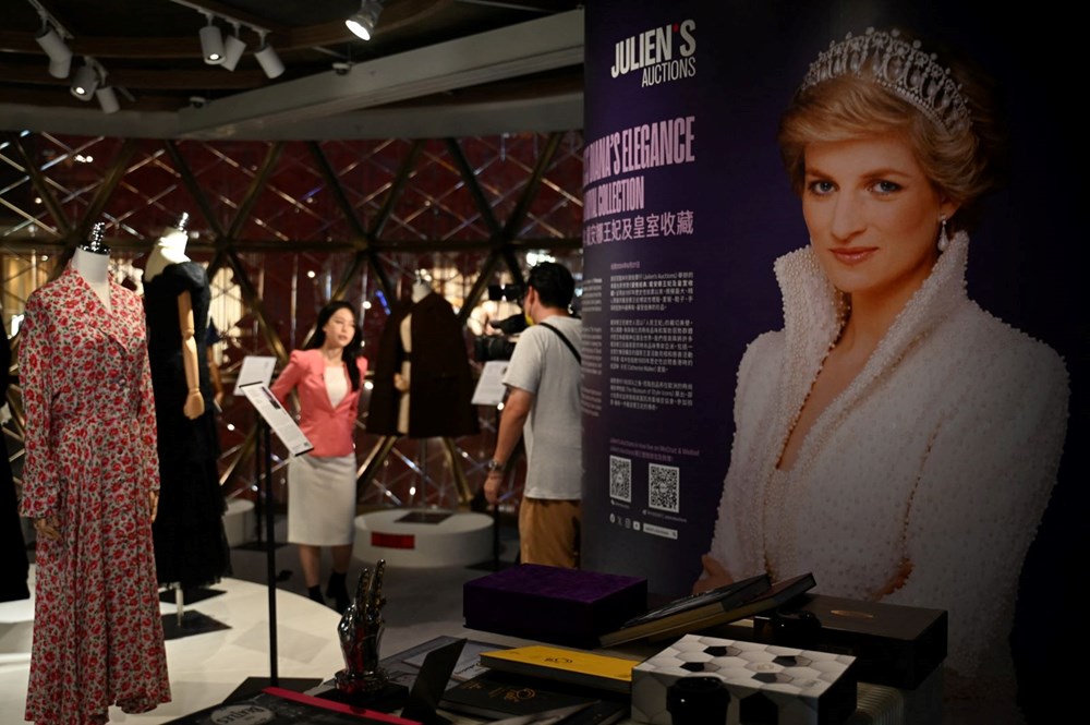 Prenses Diana'nın kişisel eşyaları ve elbiseleri rekor fiyata satıldı - 2