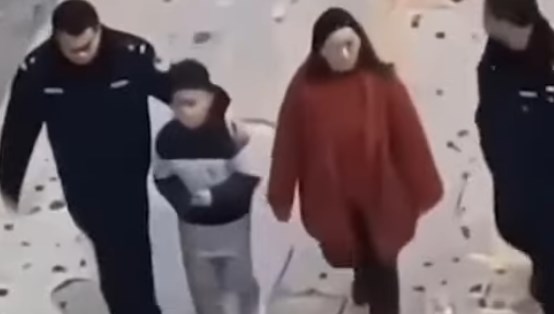 Torpil patlattı, arabalar havada uçuştu: Küçük çocuğun yaramazlığı 28 milyon lira hasara neden oldu!