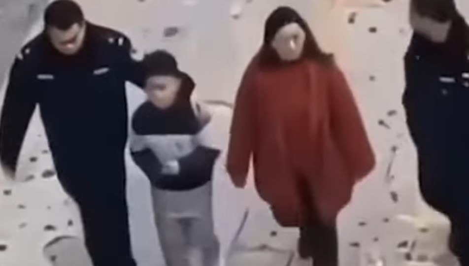 Torpil patlattı, arabalar havada uçuştu: Küçük çocuğun yaramazlığı 28 milyon lira hasara neden oldu!