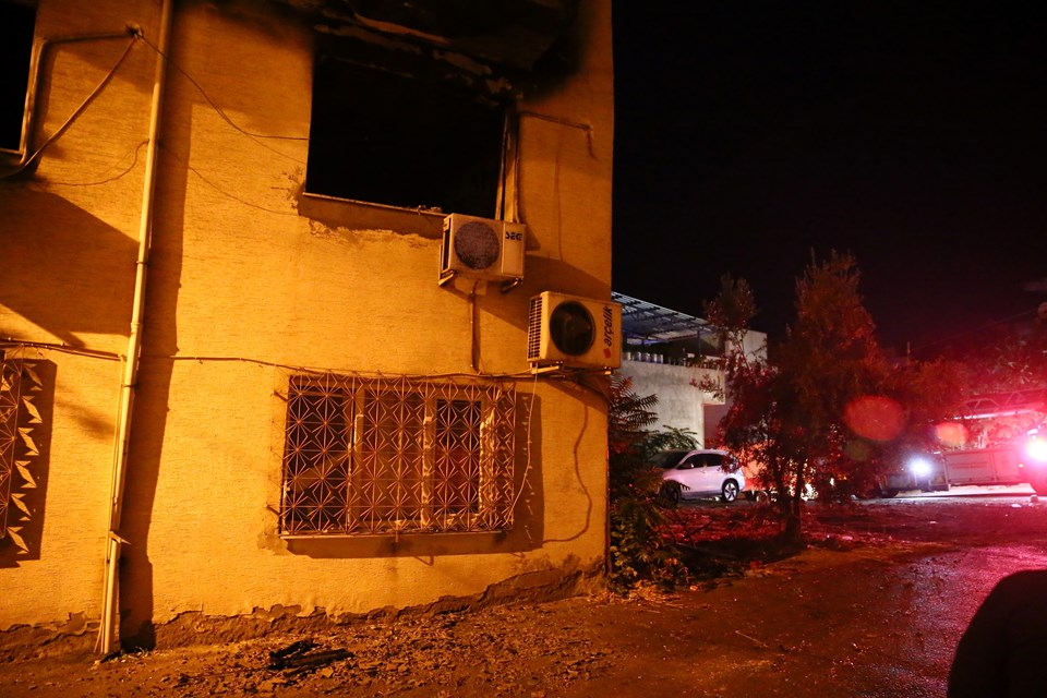 İzmir'de evde çıkan yangında buzdolabı patladı: 3 yaralı - 1
