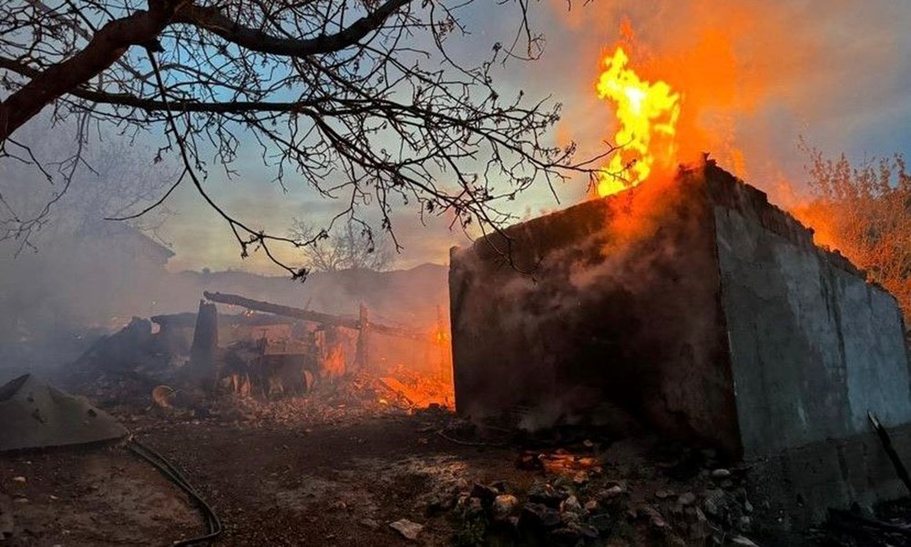 Çankırı'da yangın: 2 ev ve 3 ahır küle döndü - 1